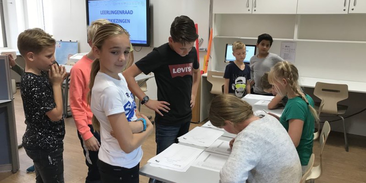 druk in het verkiezingsbureau druk in het verkiezingsbureau